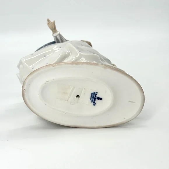 Lladro Cinderella's Lost Slipper Glazed Porcelain Figurine #4828